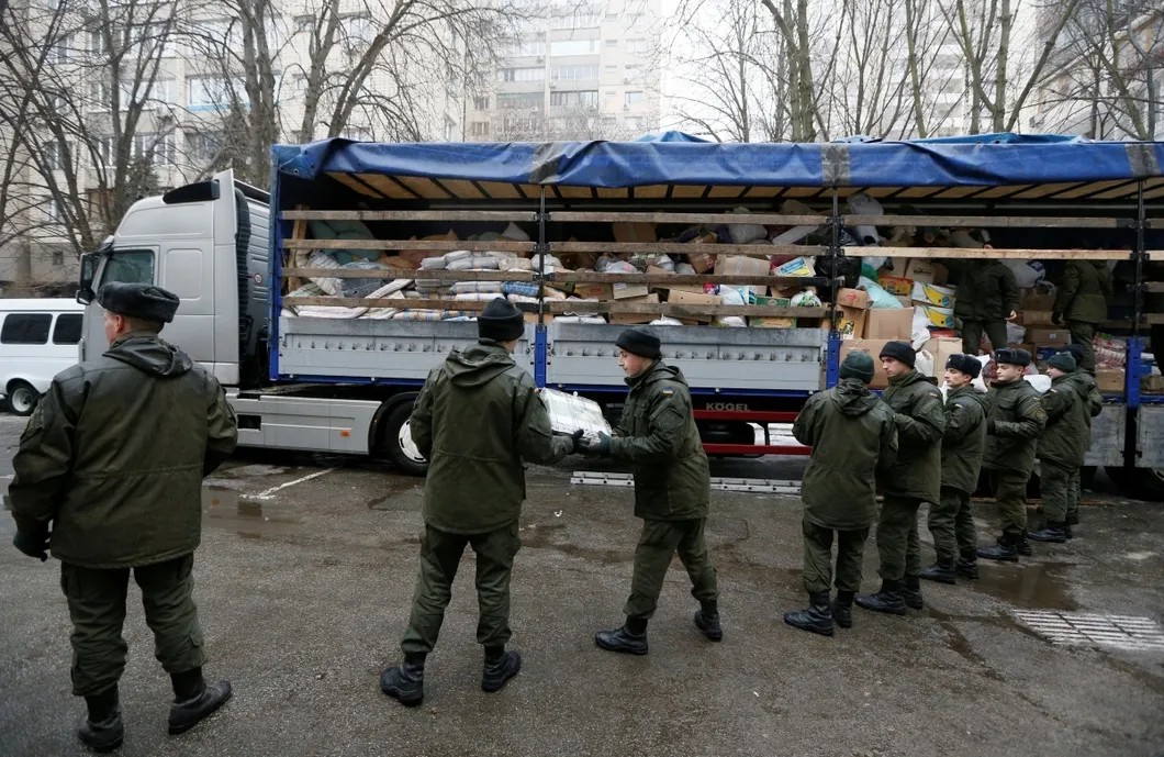 Нацгвардия Украины распределяет гуманитарную помощь в Авдеевке. Фото: Reuters