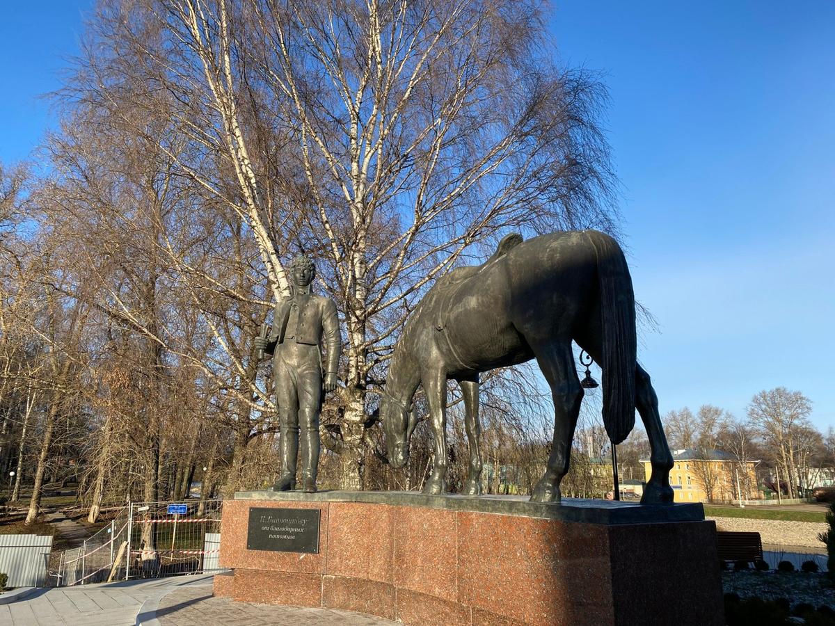 Памятник русскому поэту Константину Батюшкову. Фото: Ирек Муртазин / «Новая газета»