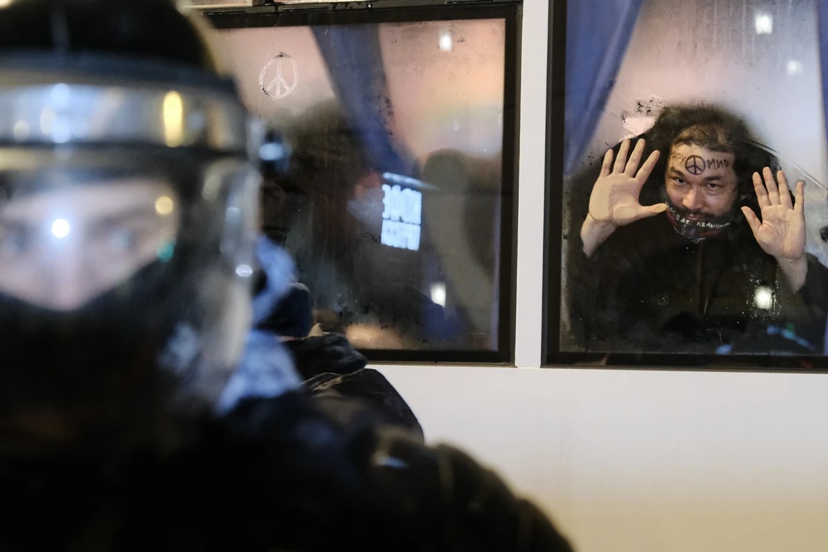 Detention during the call-for-peace in Ukraine action in Petersburg. Photo by Artem Leshko / Novaya Gazeta