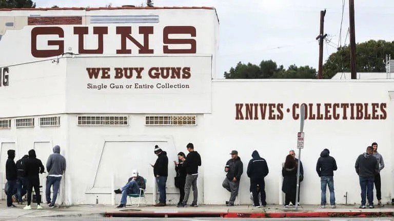 Длинная очередь в оружейный магазин в Калифорнии. Фото из фейсбука Александра Гальпера