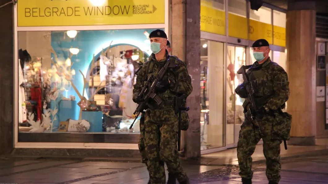 Офицеры армии во время комендантского часа в центре Белграда. Фото: EastNews