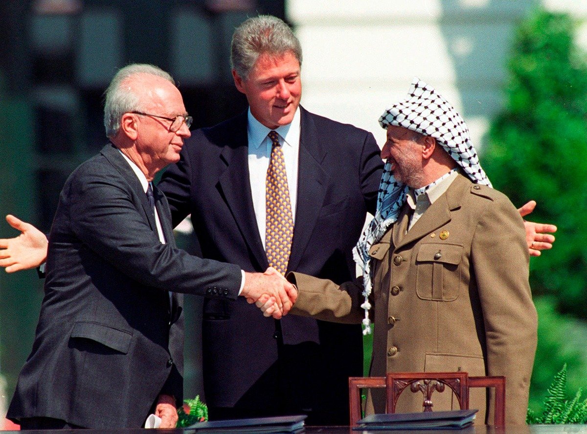 13 сентября 1993 года. Премьер-министр Израиля Ицхак Рабин (слева) и палестинский лидер Ясир Арафат пожимают друг другу руки в честь подписания мирного соглашения между Израилем и палестинцами. Фото: AP / TASS