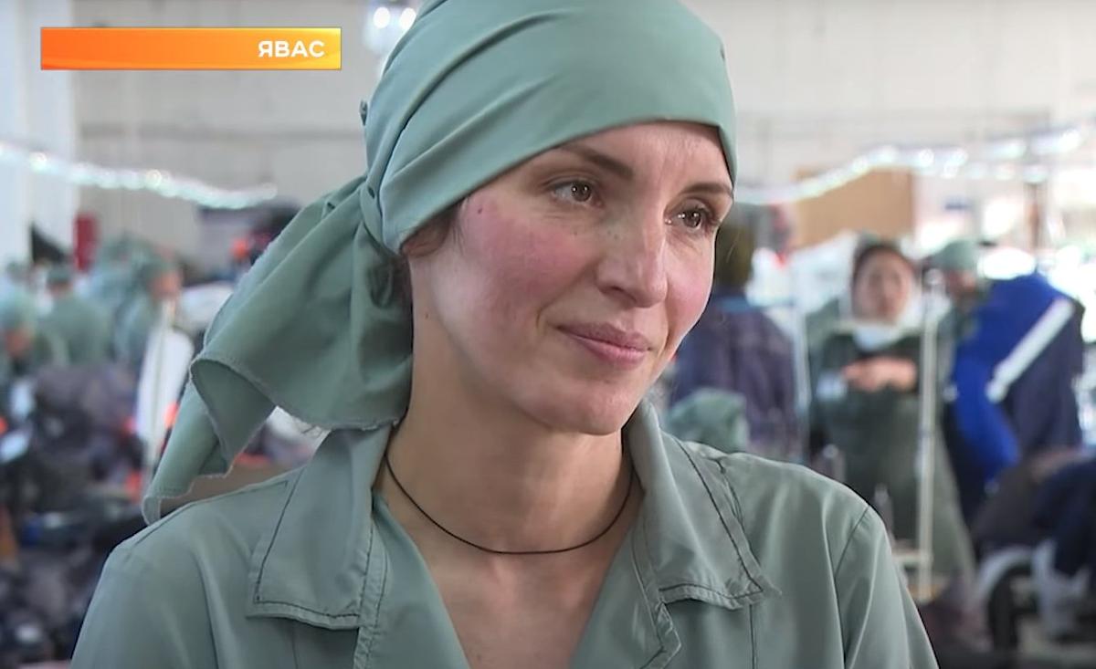 Евгения Хасис в цеху мордовской колонии за год до освобождения. Кадр ЯВАС