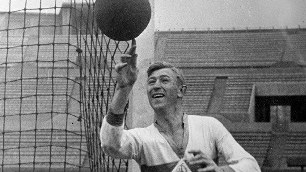 «Футбол — это шахматы. А думать нынче некому…»