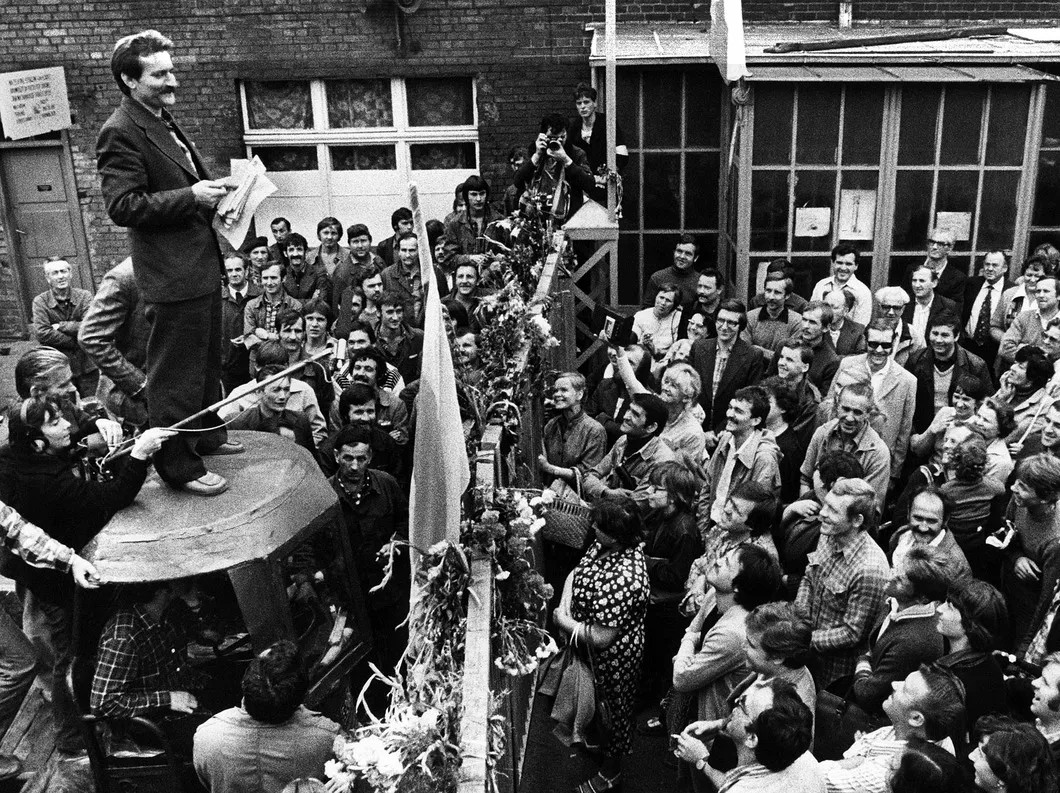 Глава профсоюза «Солидарность» Лех Валенса выступает перед протестующими во время забастовки на судоверфи в Гданьске, 1980 год. Фото: Reuters