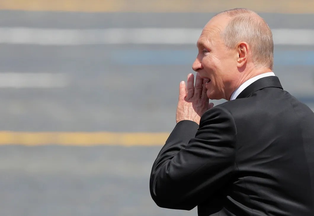Владимир Путин удаляется с Красной площади. Фото: Reuters