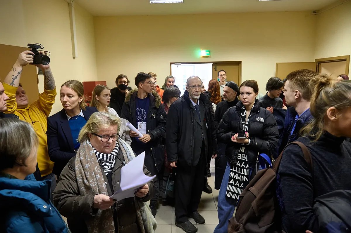 Люди, пришедшие поддержать Сашу в районный суд. Фото: Андрей Бок