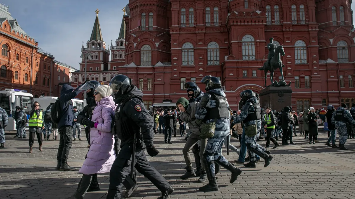 Остригли насильно и потребовали извиниться на видео. Трое анонимных  «граждан России» в штатском хозяйничали в отделе полиции, били задержанных  и требовали записывать на видео извинения — Новая газета