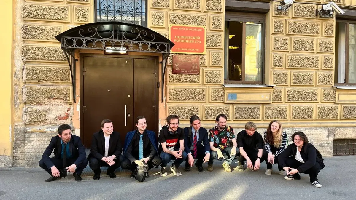 Группа поддержки бара-лектория «Фогель» возле суда. Фото предоставлены баром-лекторием «Фогель»