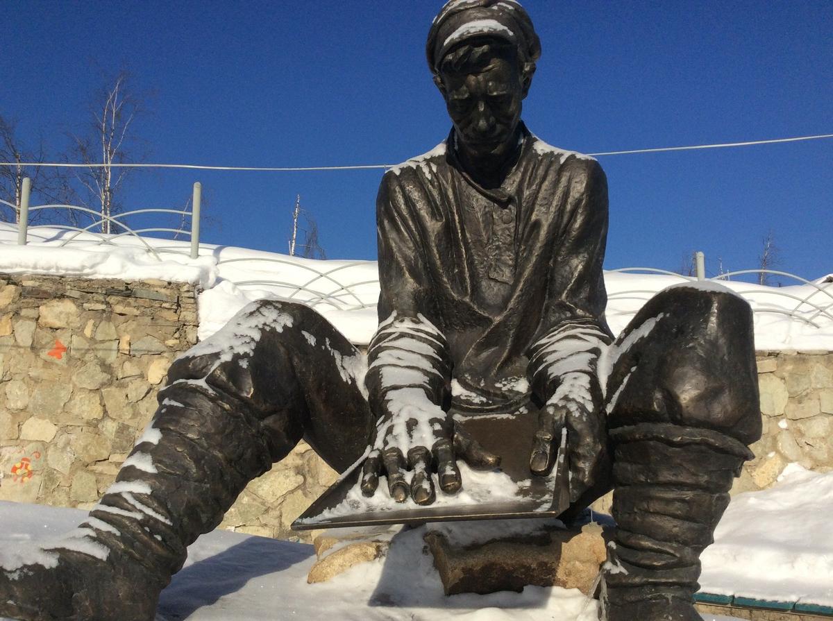 Старатель в поисках золота. Главный монумент в центре Северо-Енисейского. Красноярский край. Фото: Алексей Тарасов / «Новая газета»