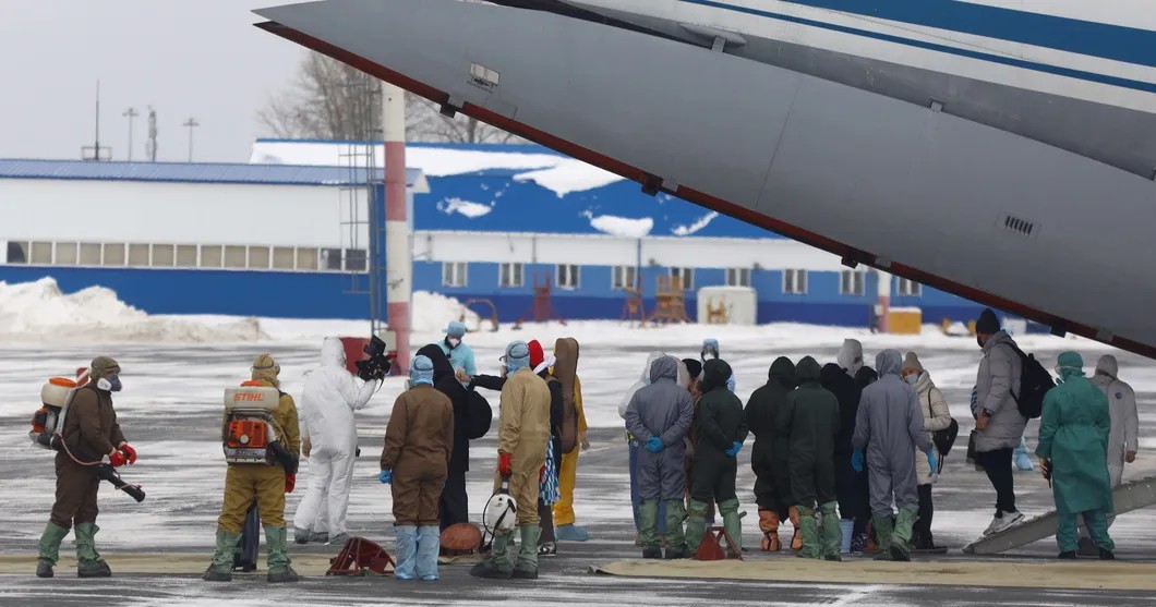 Самолет ВКС РФ ИЛ-76 с эвакуированными российскими гражданами на борту, прибывшими из китайского Уханя. Фото: Максим Слуцкий / ТАСС