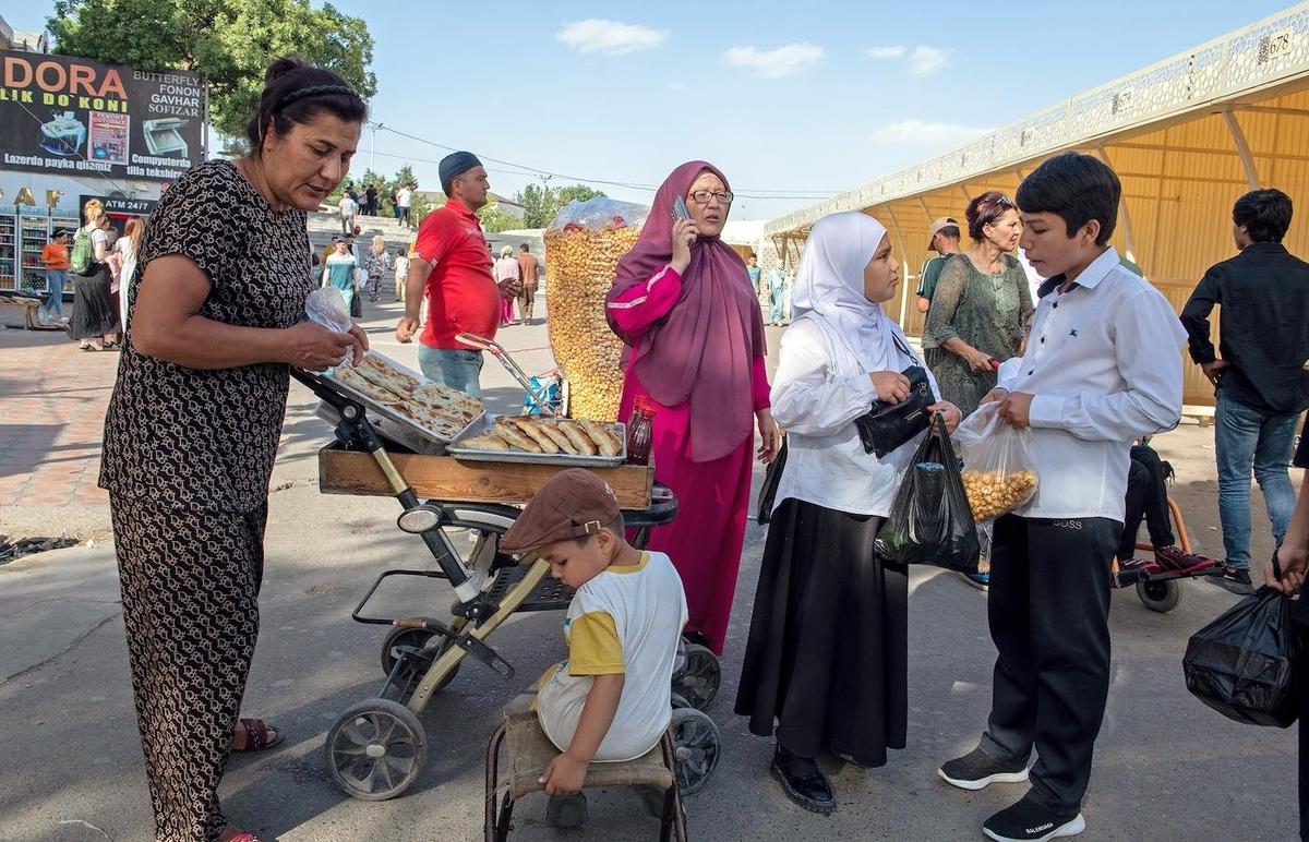 Местные жители на базаре Ташкента. Фото: Алексей Елисеев / Коммерсантъ