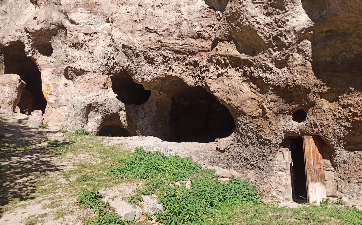 В старом городе. Слева вход в пещерный театр. Справа — мастерская Ж. Мартиросяна. Фото: Евгения Енгибарян