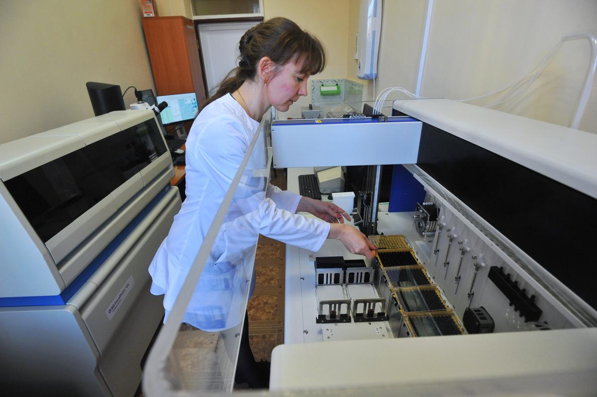 Врач-лаборант работает на аппарате для диагностики. Фото: Алексей Сухоруков / РИА Новости