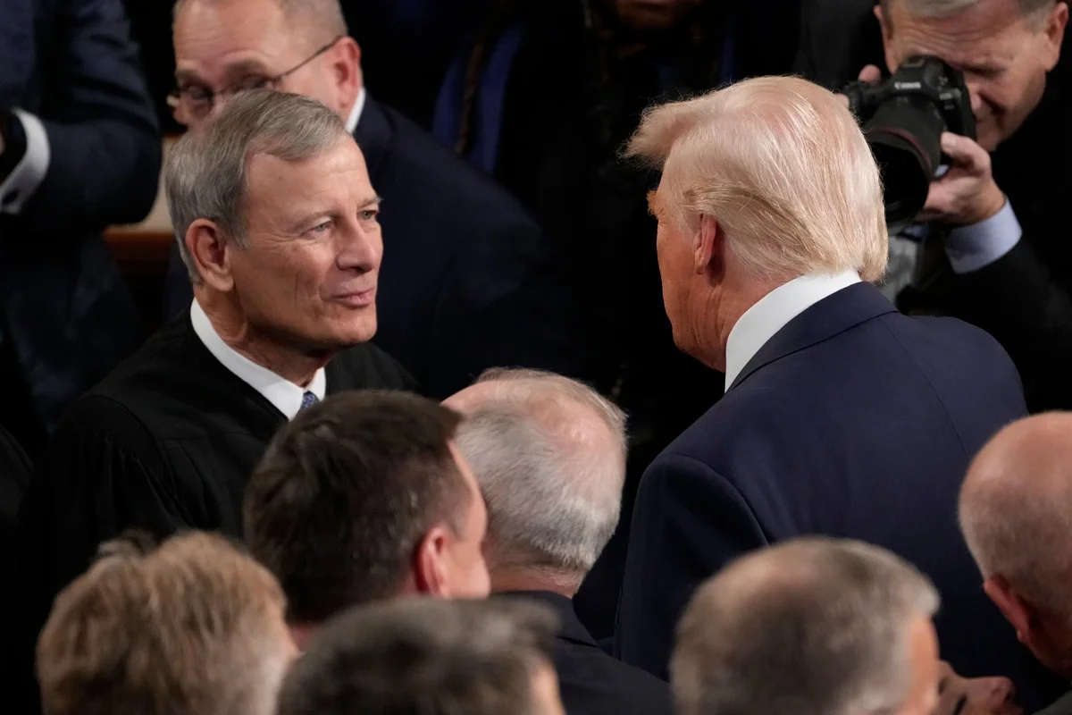 Президент США Дональд Трамп приветствует председателя Верховного суда Джона Робертс, 4 марта 2025 года. Фото: AP / TASS
