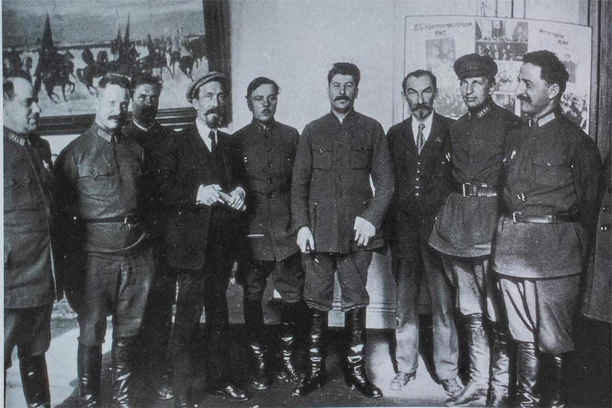 Сталин с соратниками. На снимке (слева направо): Михаил Лашевич (расстрелян), Михаил Фрунзе, Иван Смирнов (расстрелян), Алексей Рыков (расстрелян), Климент Ворошилов, сам Сталин, Николай Скрыпник (самоубийство), Андрей Бубнов (расстрелян), Серго Орджоникидзе (смоубийство). Архивное фото