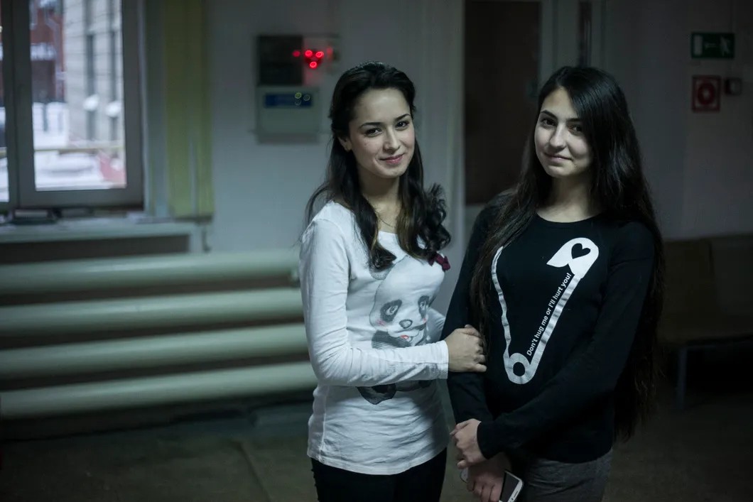 Абир и Алина. Фото: Влад Докшин / «Новая газета»