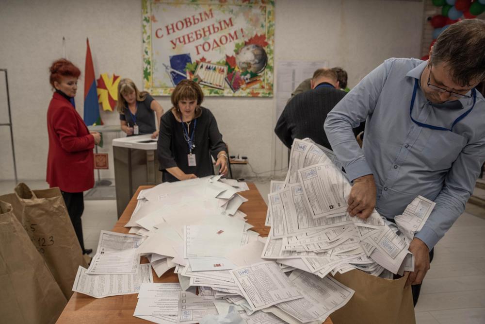 По окончании выборов и электронного подсчета голосов бюллетени избирателей отправляются в огромные бумажные мешки. Фото: Виктория Одиссонова / «Новая газета»
