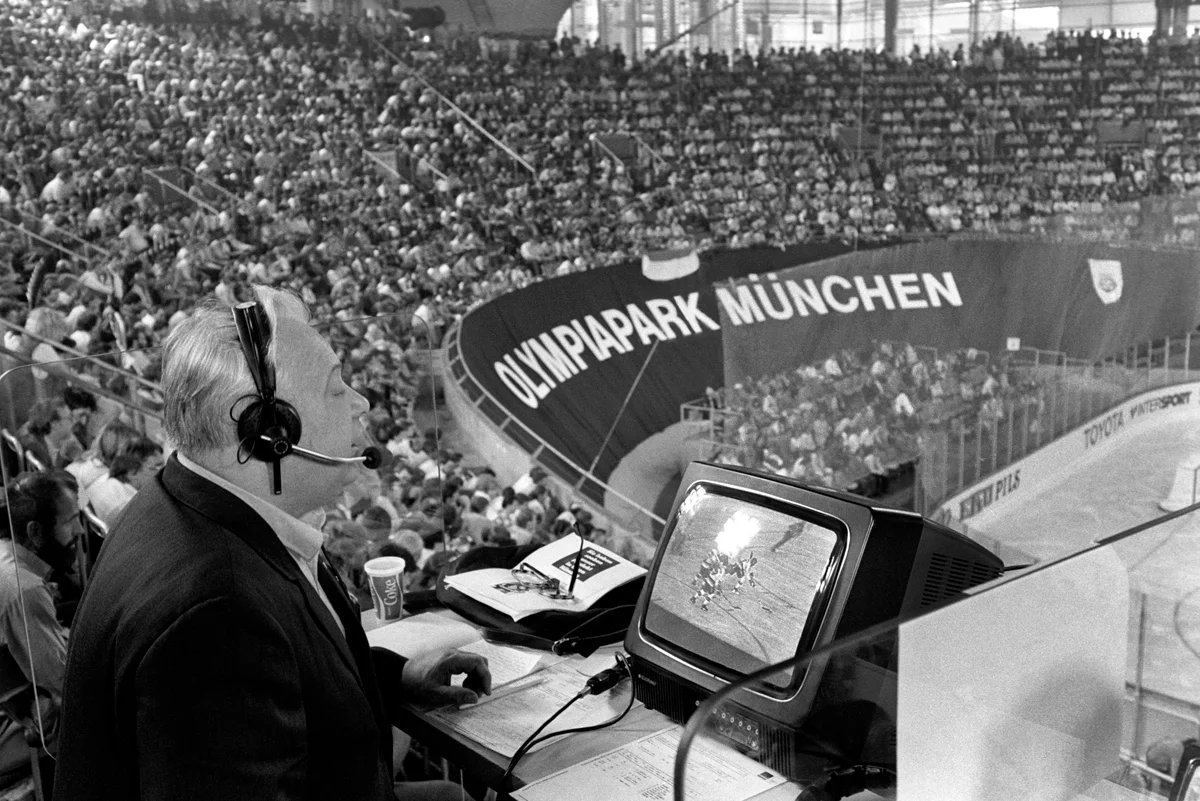Озеров ведет репортаж с 49-го чемпионата мира по хоккею с шайбой. Мюнхен, 1983 г. Фото: Владимир Мусаэльян / ТАСС