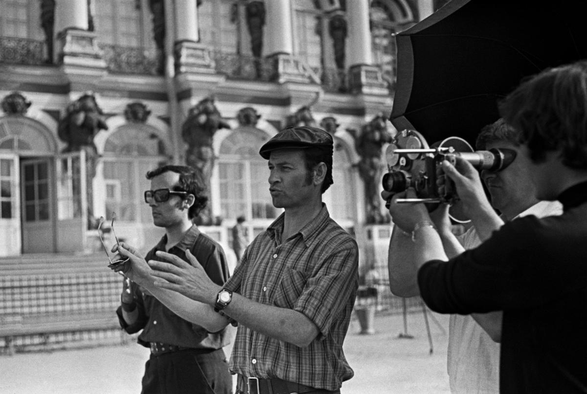 Сентябрь 1974 года. Ленинград. Владимир Мотыль (в центре) во время съемок одного из эпизодов фильма «Звезда пленительного счастья». Фото: Татьяна Рыбакова / ТАСС