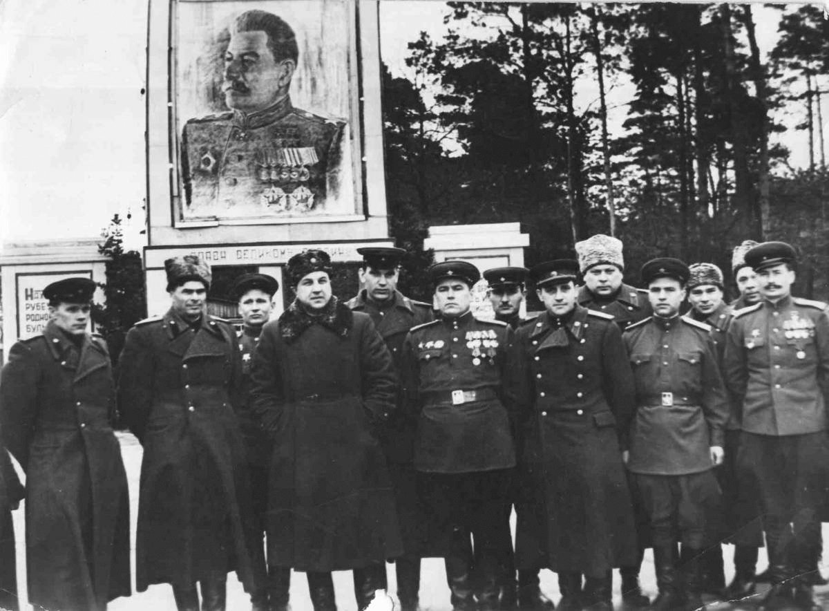 Виктор Абакумов (3-й справа) с группой чекистов. Фото: общественное достояние
