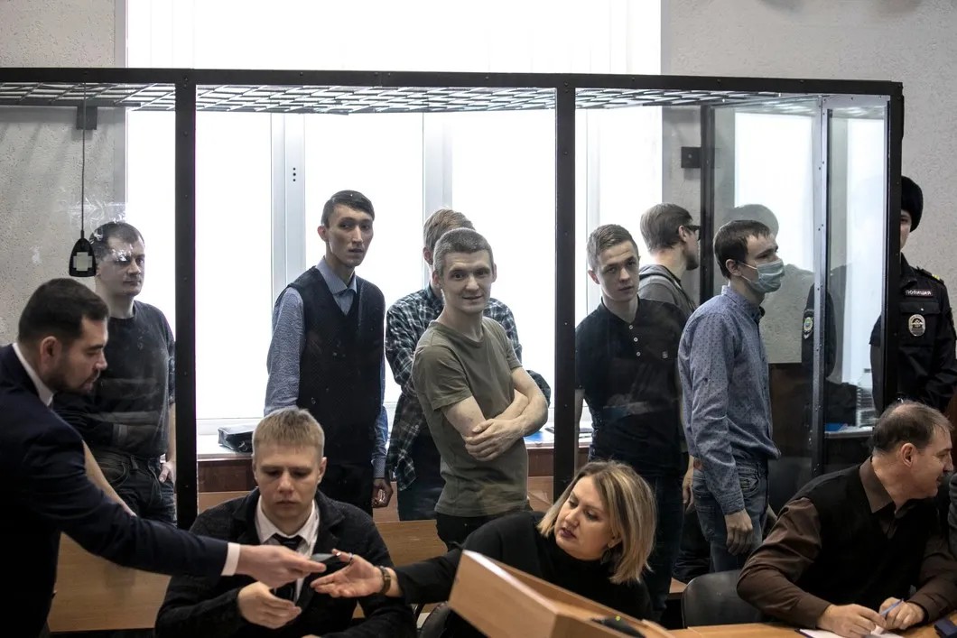 Фигуранты «дела Сети» в зале суда. Фото: Влад Докшин / «Новая газета»