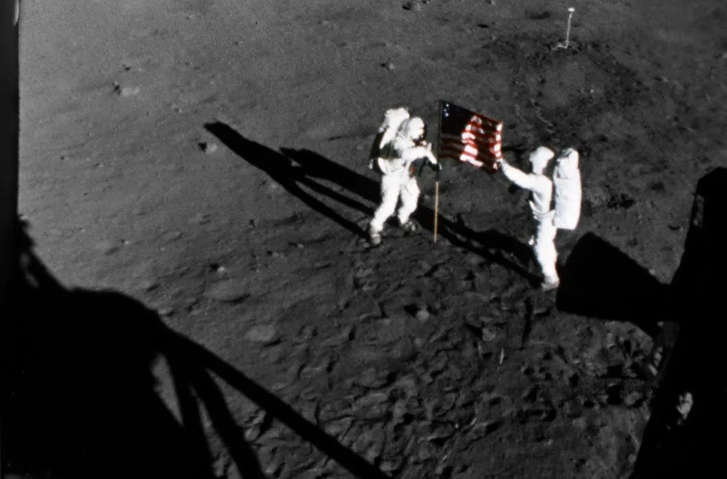 Члены экипажа «Аполлона-11» водружают на Луне флаг США. Фото: архив NASA / ru.wikipedia.org