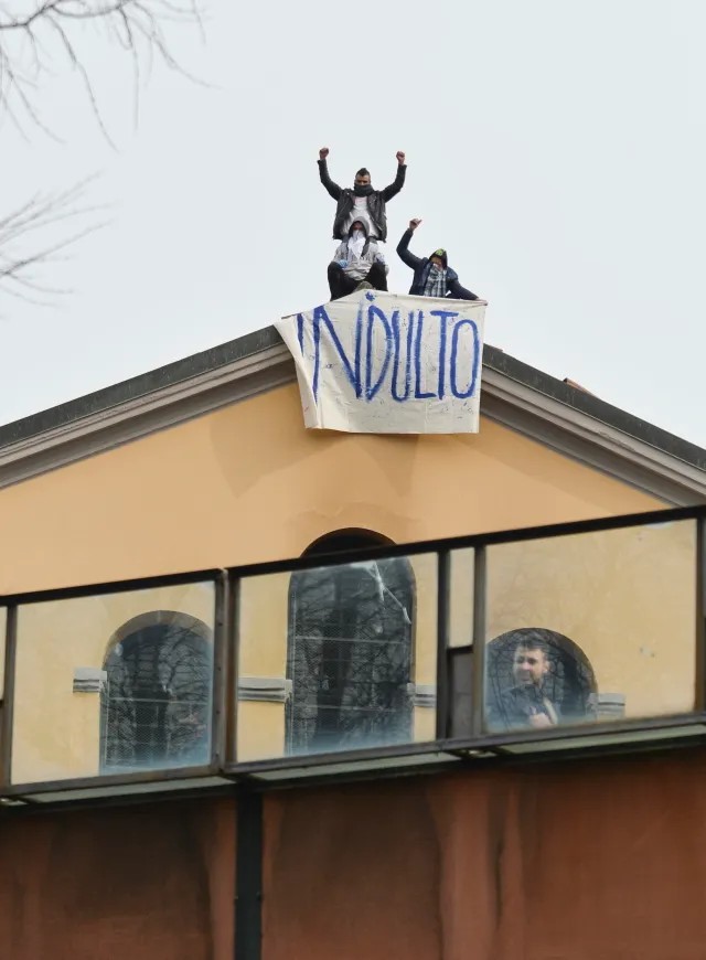 Заключенные тюрьмы в Италии растянули баннер «Помилование!» во время волнений на фоне эпидемии коронавируса. Фото: EPA