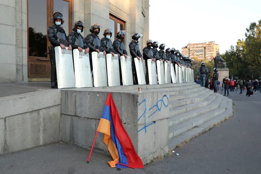 Перекрыты подступы к зданию правительства Армении. Фото: Reuters