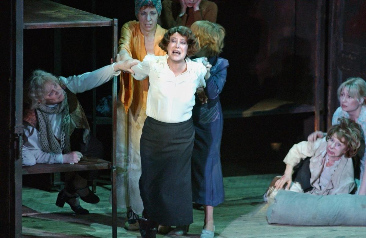 Актрисы Марина Неелова в роли Евгении Семеновны (в центре) и Лия Ахеджакова в роли Зины в спектакле «Крутой маршрут» театра «Современник». Фото: Александр Куров / ТАСС