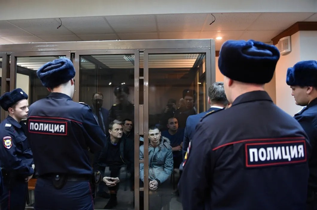 Задержанные украинские моряки во время рассмотрения Мосгорсудом жалобы на продление их ареста. Фото: РИА Новости