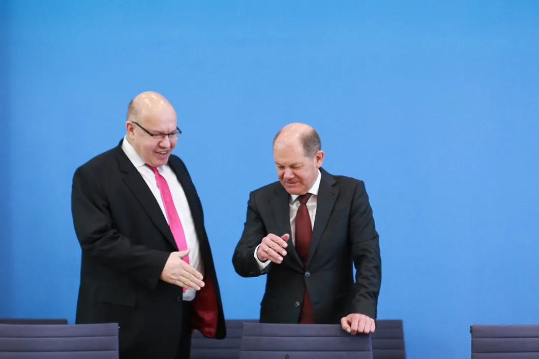 Глава минэкономики ФРГ Петер Альтмайер и глава минфина Олаф Шольц презентуют новый антикризисный план. Фото: EPA