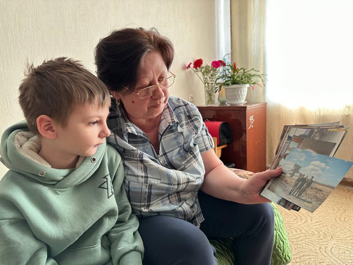 Лариса Петровна показывает фотографии погибшего сына. Фото: Валерия Федоренко