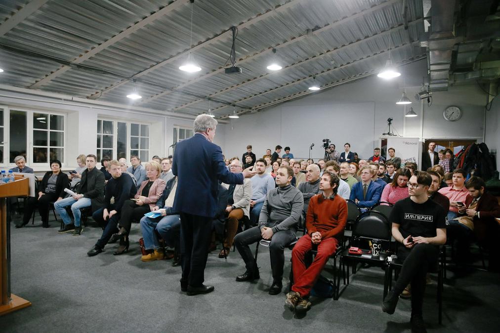Основатель «Яблока» Григорий Явлинский на встрече с новыми членами партии. Фото: страница партии «Вконтакте»