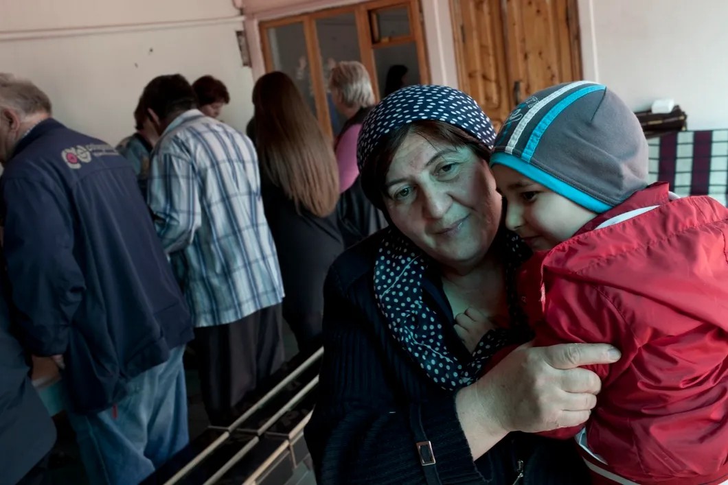 Эмма Тагаева со своим приемным сыном Сережей. Фото: Анна Артемьева / «Новая газета»