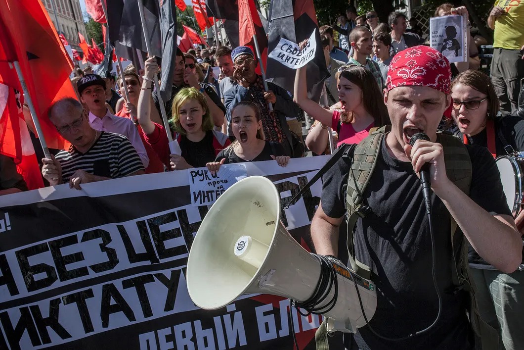 Представители левого движения скандируют лозунги на шествии «За свободный интернет». Фото: Влад Докшин / «Новая газета»