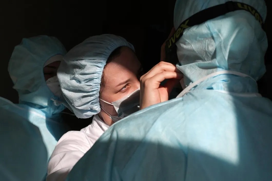 Подготовка к дежурству в инфекционном отделении. Фото: Егор Алеев / ТАСС