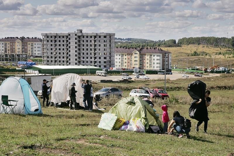 Палаточный городок обманутых дольщиков рядом с недостроенным поселком. Фото: Роман Яровицын / Коммерсантъ