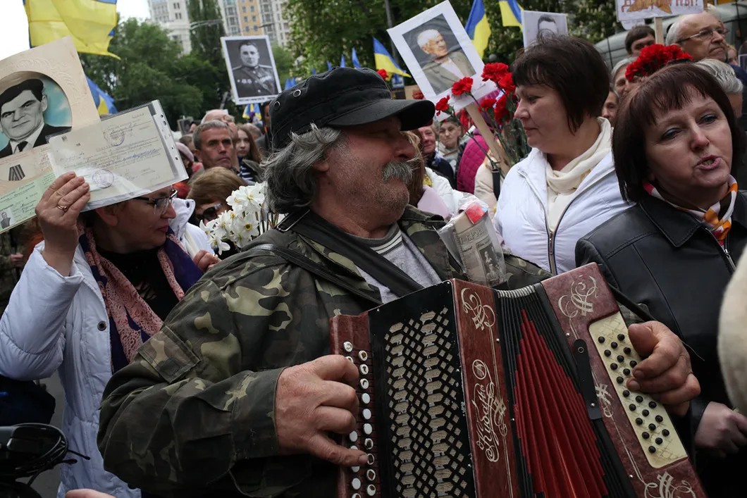 Участники шествия поют песню «Этот День Победы». 9 мая, Киев. Фото: Анна Артемьева / «Новая газета»