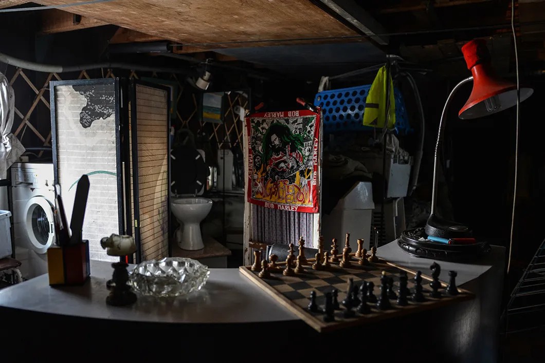 Одна из семи комнат на барже: туалет, стиральная машина, шахматы и плакат с Бобом Марли. Фото: Дарья Каретникова, специально для «Новой»
