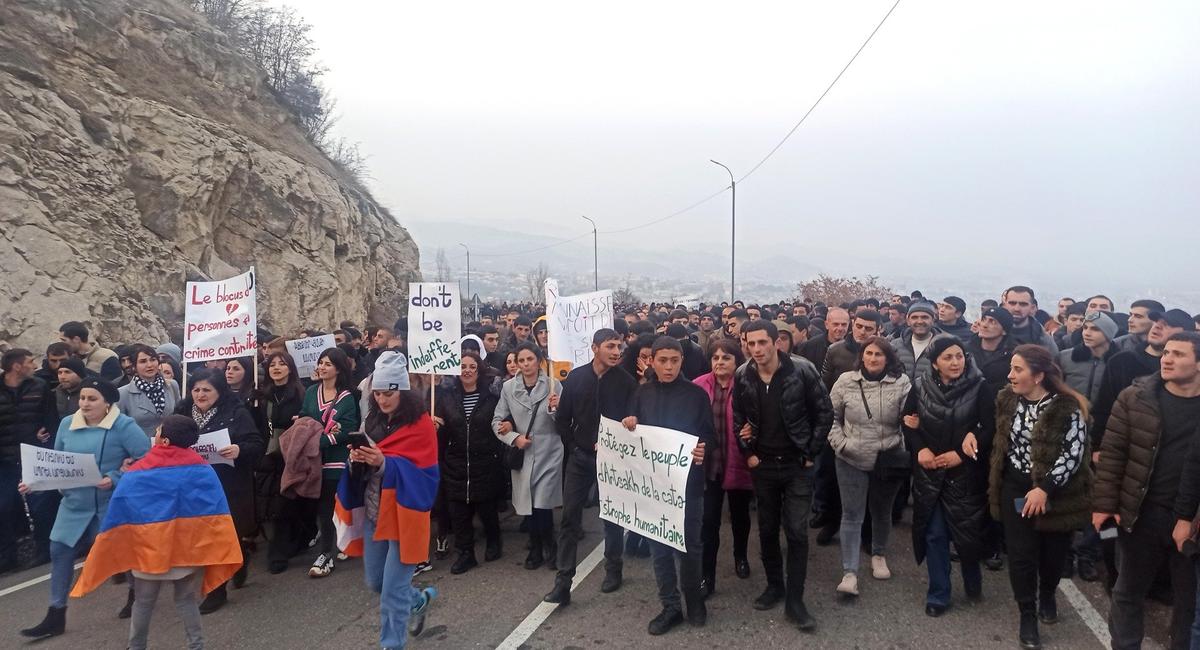 В конце декабря 2022 года около шести тысяч человек, включая женщин и детей, отправились к месту перекрытия «коридора». Фото: Евгения Енгибарян