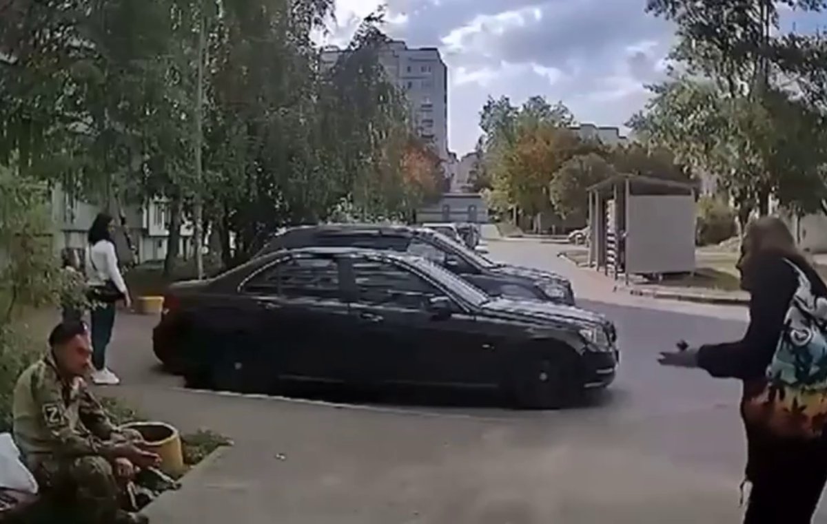 15 сентября 2023 года в Казани вернувшийся с фронта (слева) взорвал светошумовую гранату на глазах у детей во дворе жилого дома. Кадр с домофонной камеры