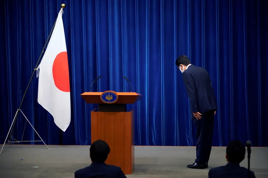 Абэ прощается с должностью премьера. Фото: Reuters