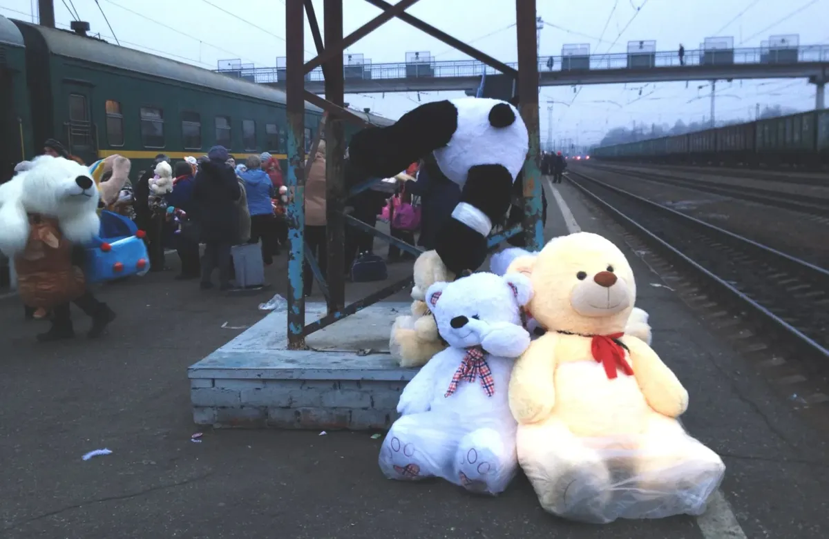 С чем останется перрон? Городок Сухиничи вот уже пятнадцать лет живет  плюшевой игрушкой — и даже стал потихоньку подниматься с колен. Но тут в  нищенский бизнес вмешалась война — Новая газета