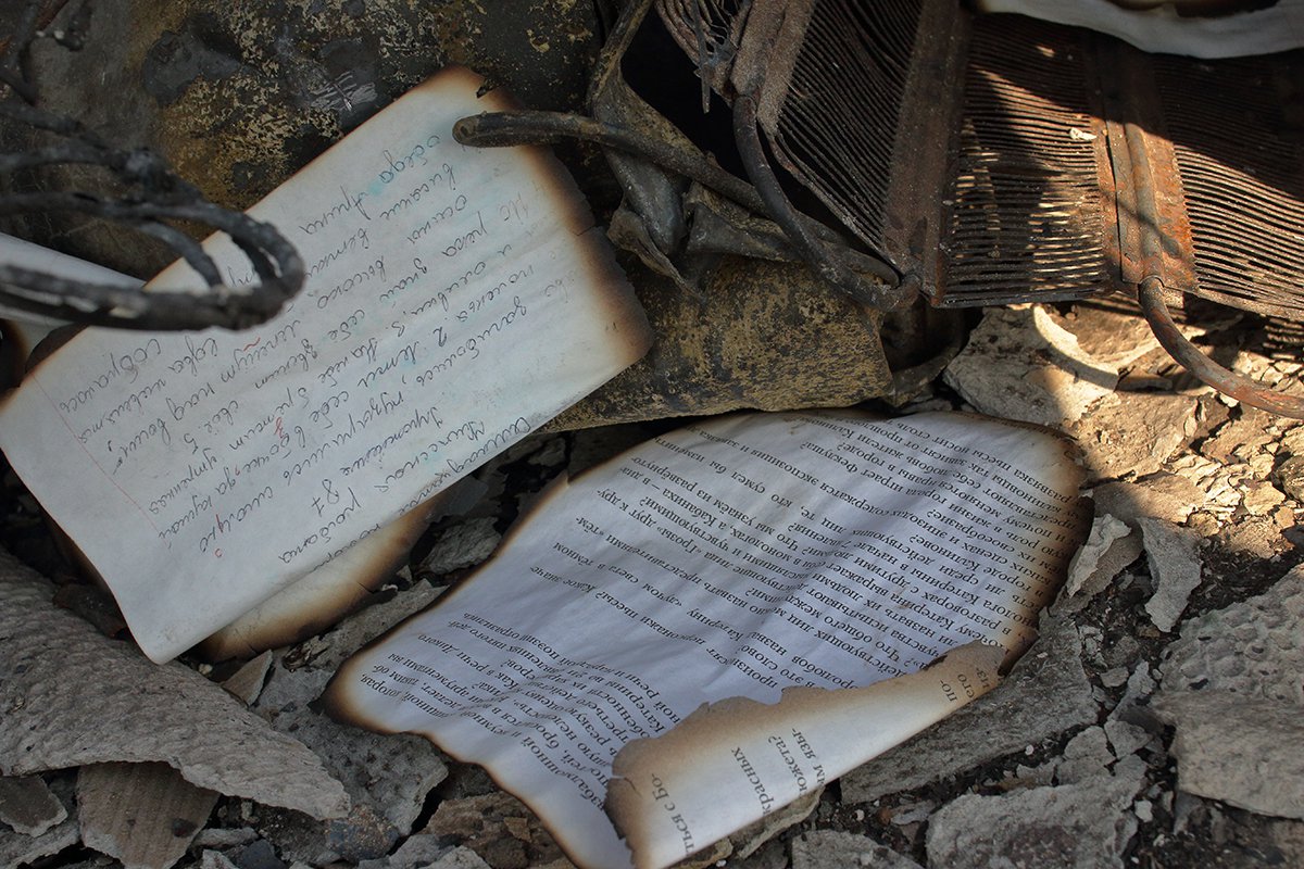 Подпаленные страницы школьного учебника. Фото: Светлана Виданова / «Новая газета»