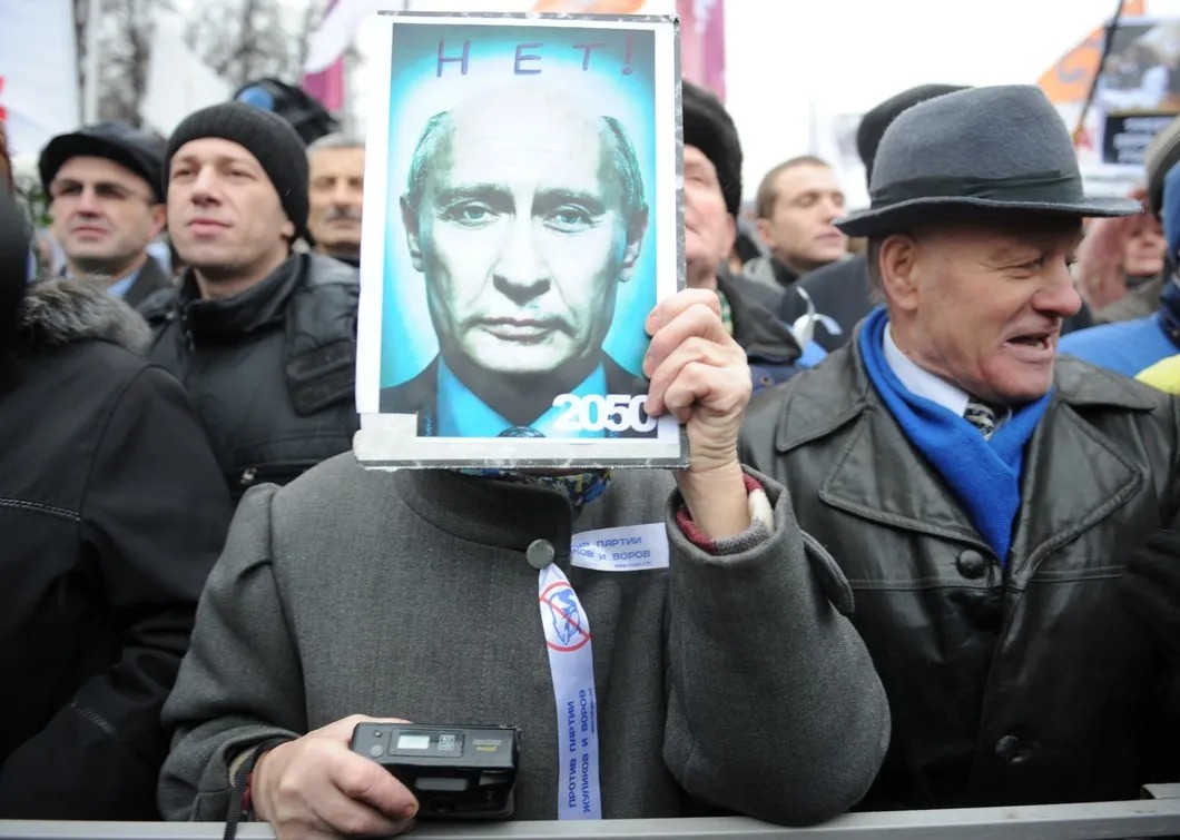 Участники акции протеста против фальсификации выборов «За честные выборы» на Болотной площади. 10 декабря 2011 года. Фото: РИА Новости