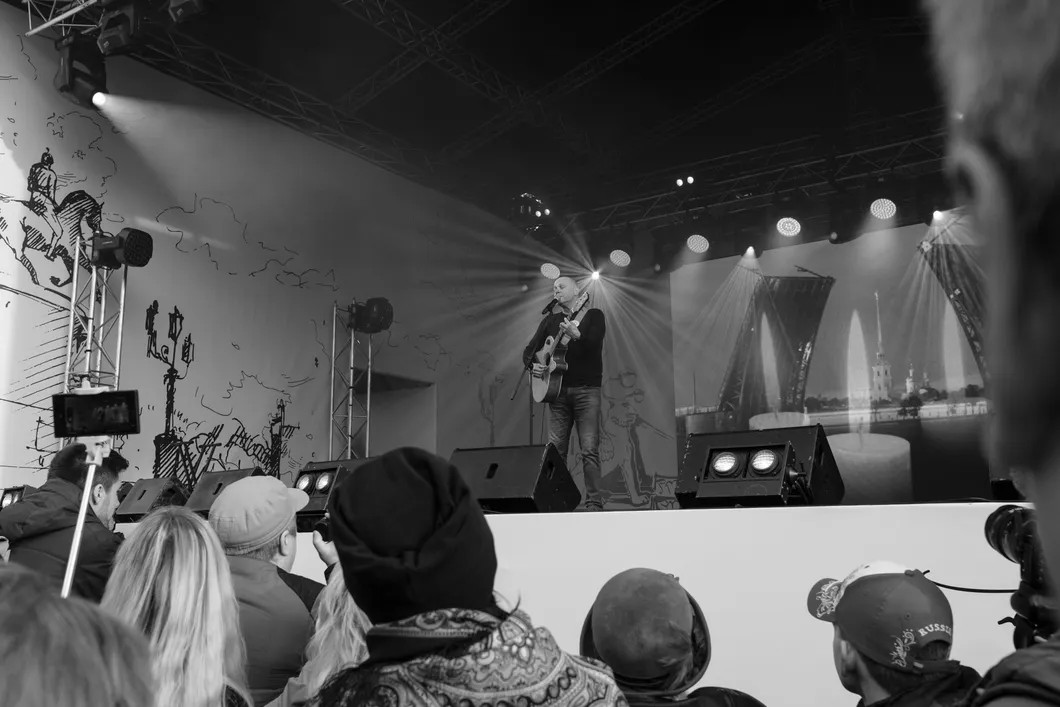 Алексей Кортнев, музыкант, на сцене траурного митинга. Фото: Антон Карлинер,специально для "Новой газеты"