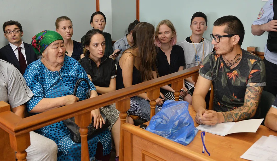Ali's mother in the court. Viktoria Odissonova / Novaya Gazeta