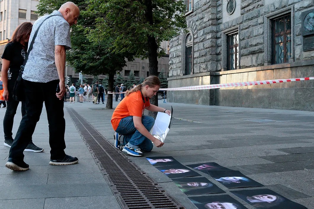 Активисты выкладывают фотографии около здания ФСБ Фото: Светлана Виданова / «Новая».