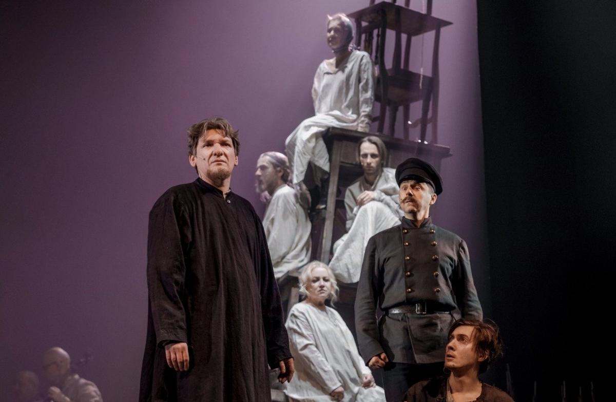 Сцена из спектакля «Соборяне» в постановке Полины Агуреевой. Фото: сайт «Театра имени Гоголя»